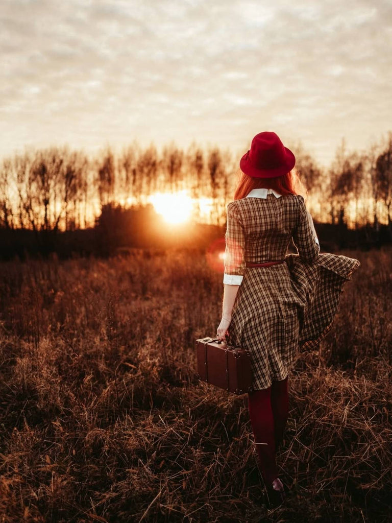 Robe à carreaux marron à revers et nœud des années 1950