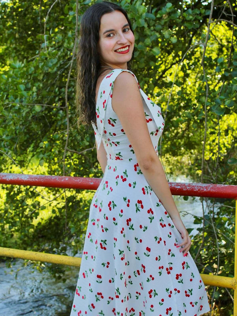Robe blanche à col en cœur et nœud cerise des années 1950