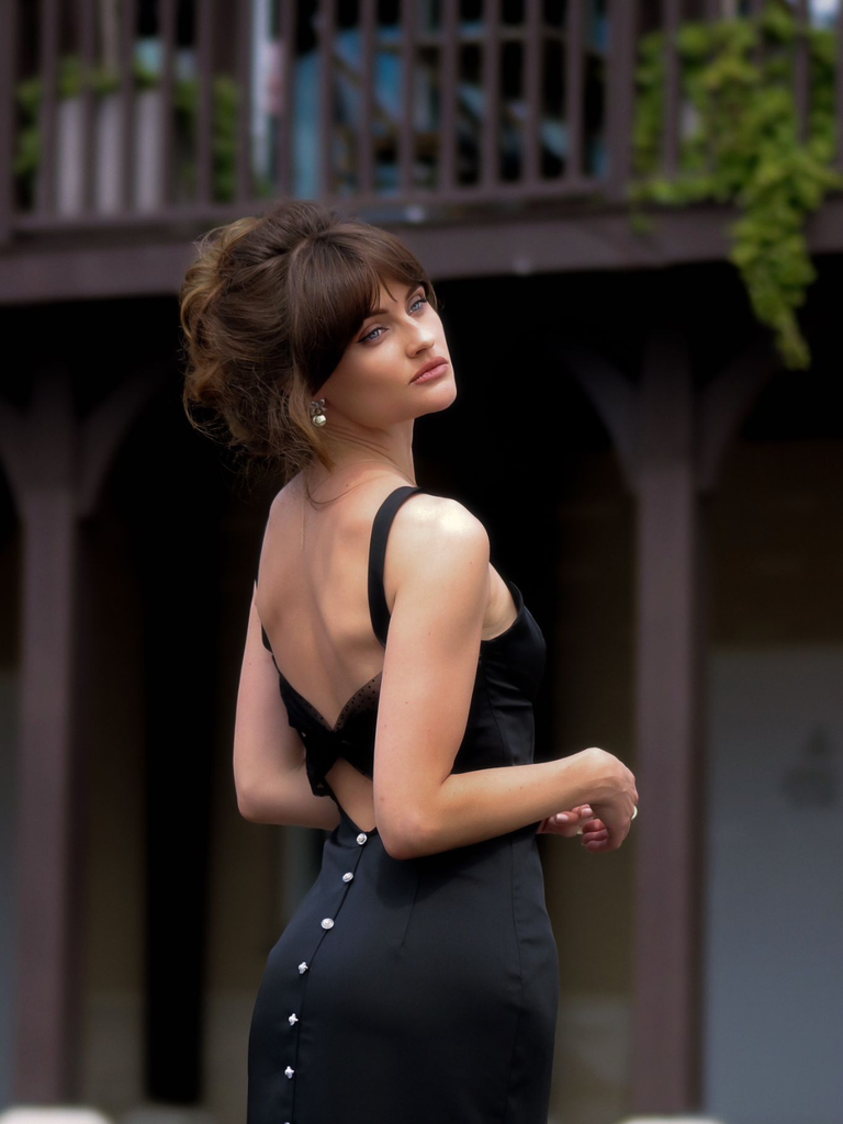 Robe noire à bretelles avec boutons en perles solides des années 1960