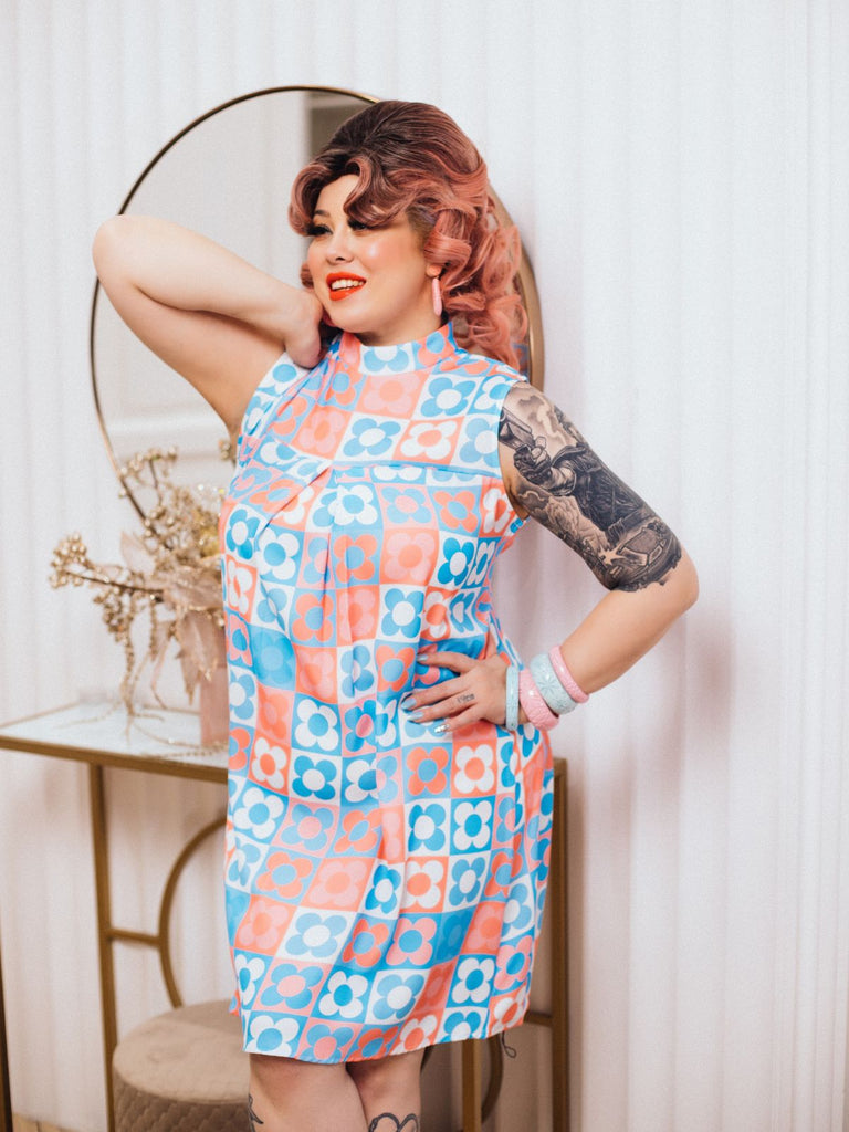 Robe à col montant fleurie plissée des années 1960