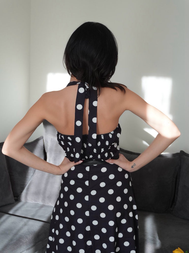 Robe ceinturée à pois contrastés dos nu noir des années 1950