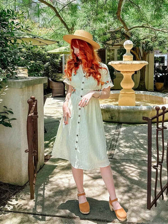 Robe fleurie brodée en coton beige à col en V des années 40