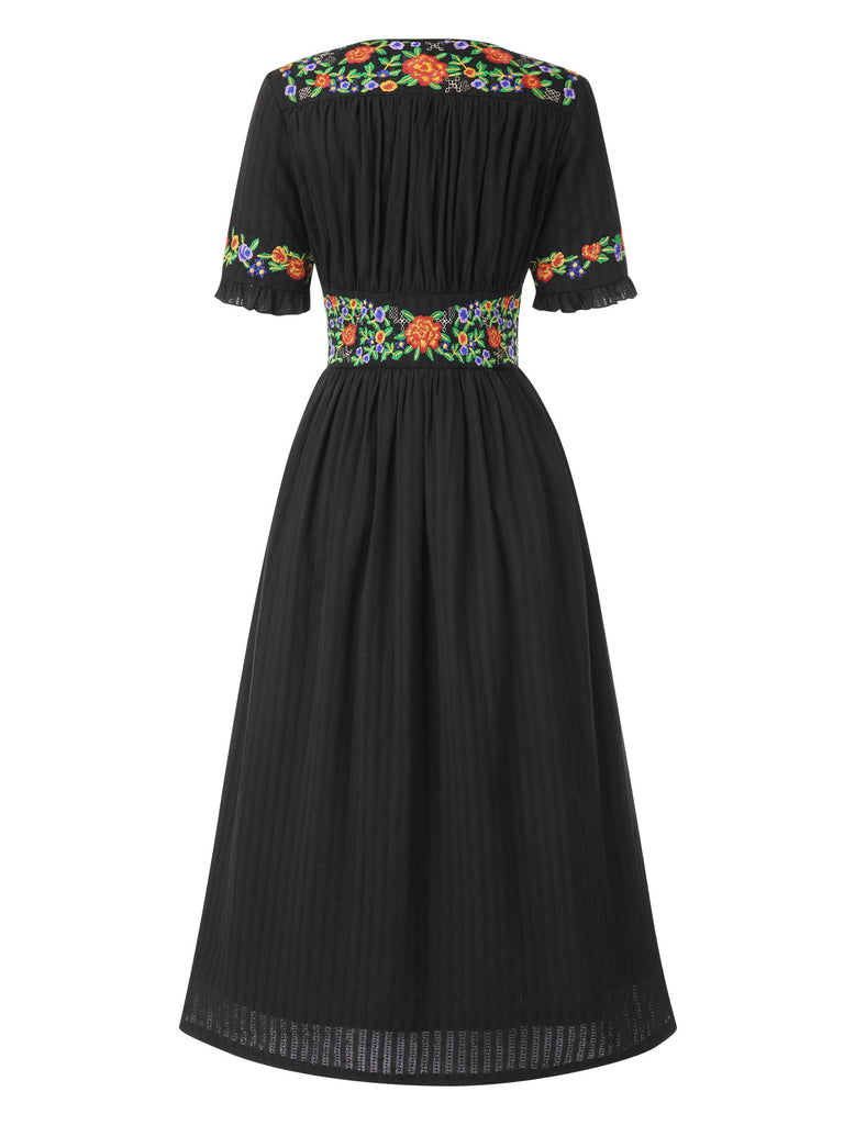 Robe fleurie brodée en coton beige à col en V des années 40