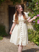 Robe fleurie brodée en coton beige à col en V des années 40