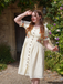 Robe fleurie brodée en coton beige à col en V des années 40