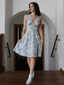 Robe bleu col en V motif fleurs années 1950
