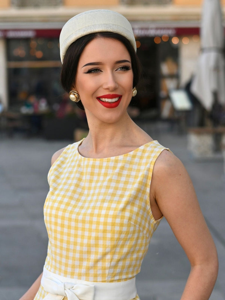 Robe sans manches à carreaux et nœud jaune des années 1960