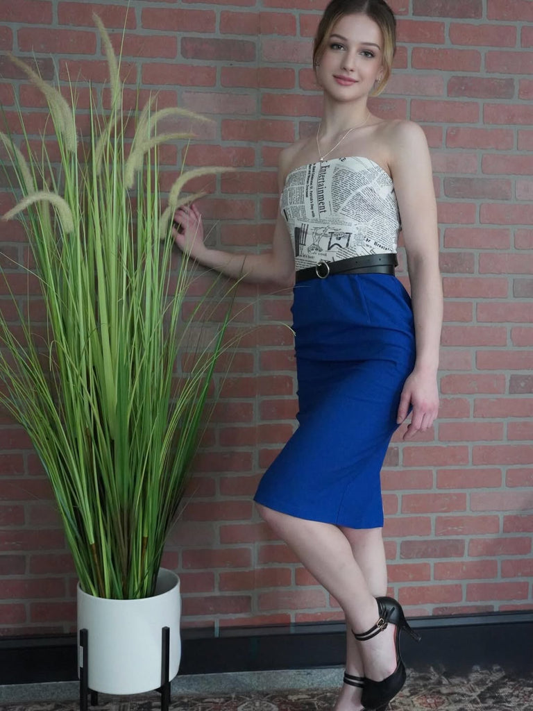 Robe crayon bandeau bleu foncé avec ceinture de journal des années 1960