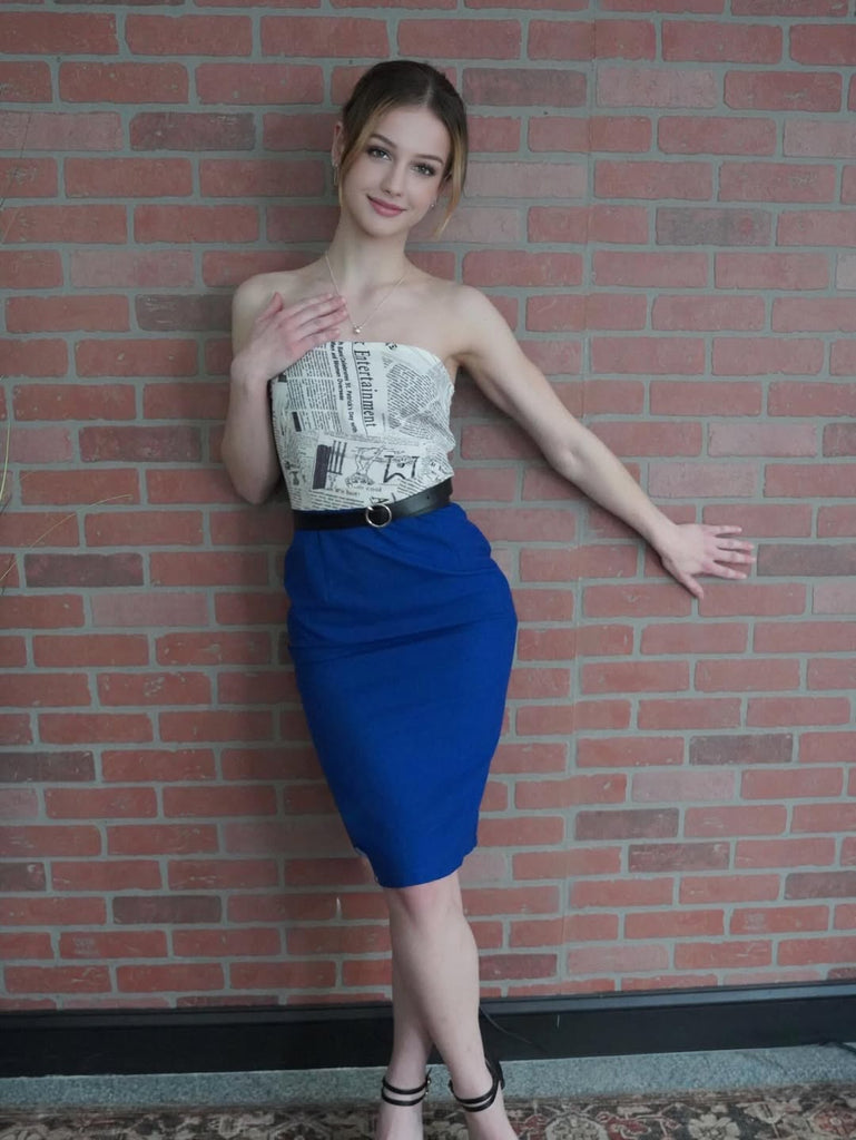 Robe crayon bandeau bleu foncé avec ceinture de journal des années 1960