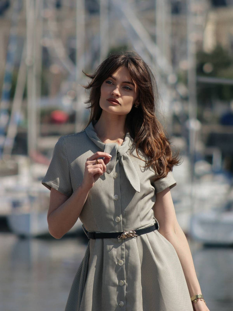 Robe à carreaux marron col à nœud papillon des années 40