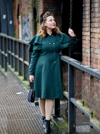 Manteau croisé vert avec ceinture et cape des années 1930