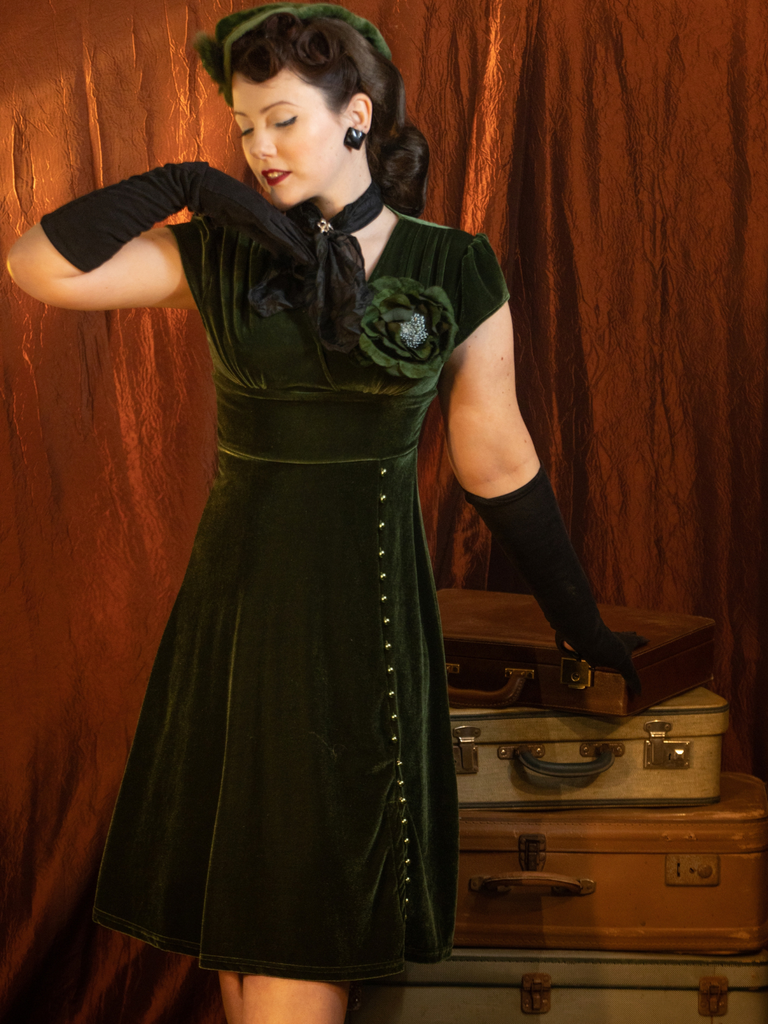 Robe verte en velours perlé à col en V des années 40