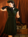 Robe verte en velours perlé à col en V des années 40