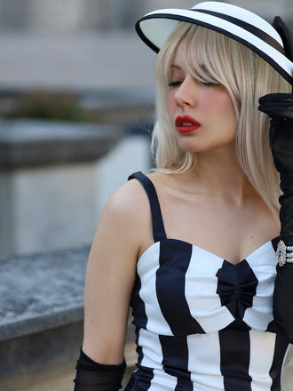 Robe crayon noire à bretelles à rayures verticales des années 1960