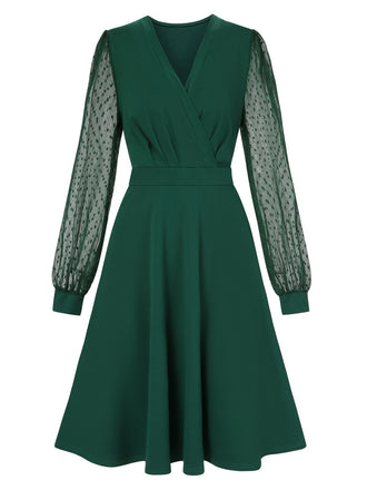 Robe patchwork à pois unis et col en V des années 1940