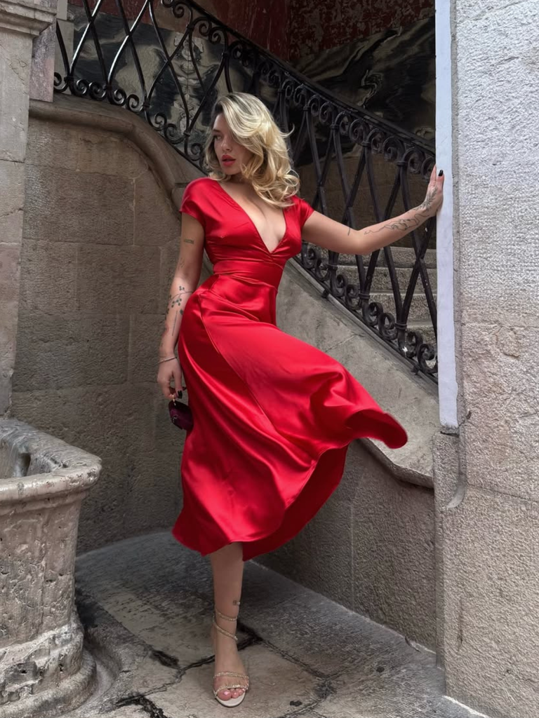 Robe en satin à col en V profond et couleur unie 1950s