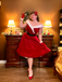 Robe de Noël rouge en velours à épaules dénudées des années 1950
