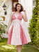 Robe licou à carreaux fleuris de campagne rouge des années 1950