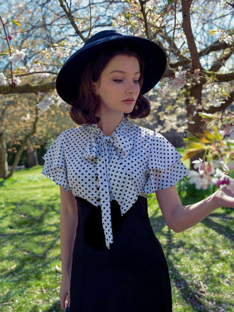 Robe sirène noire à pois et col noué des années 1930