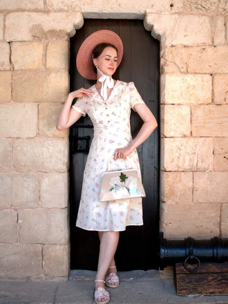 Robe beige à manches bouffantes et revers fleuris des années 1940