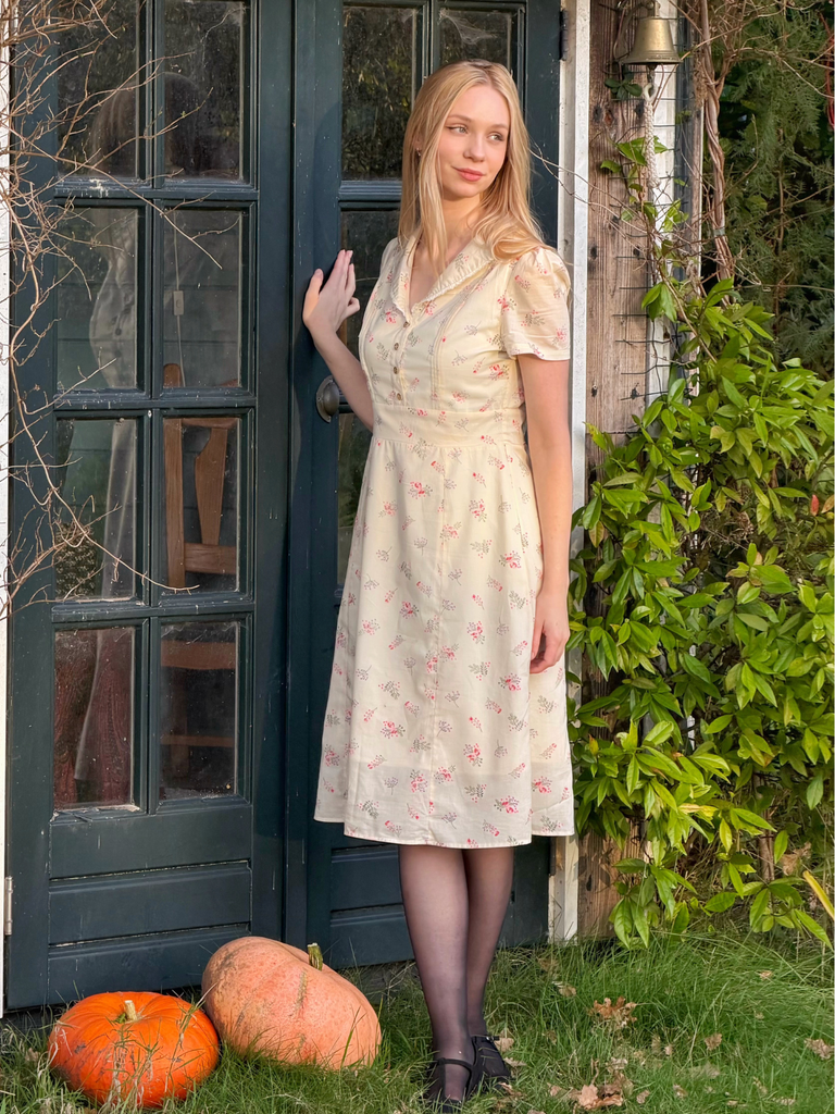 Robe beige à manches bouffantes et revers fleuris des années 1940