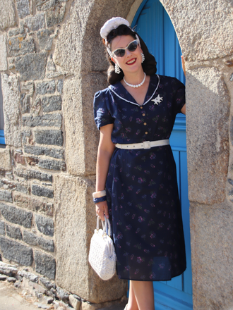 Robe bleu à manches bouffantes et revers fleuris des années 1940