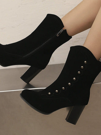 Bottes mi-mollet cloutées en daim doublées de fausse fourrure