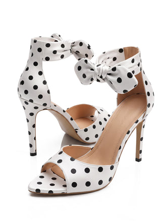 Sandales blanches à talons hauts en satin à pois et laçage