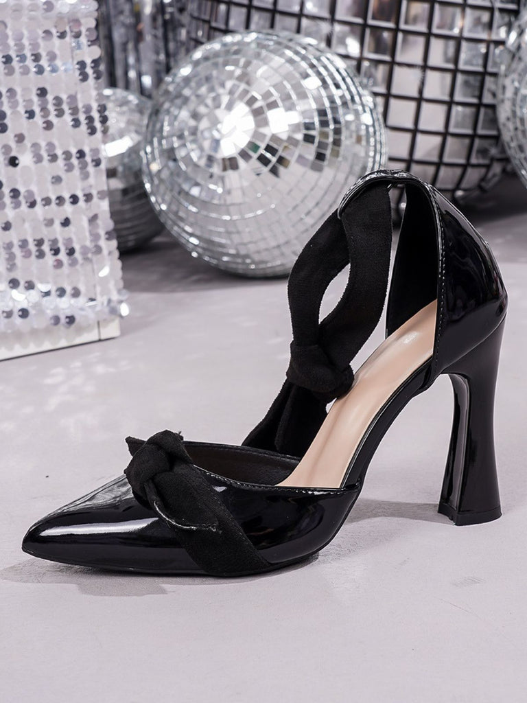 Chaussures à talons hauts en cuir verni et daim, nœud et bout pointu