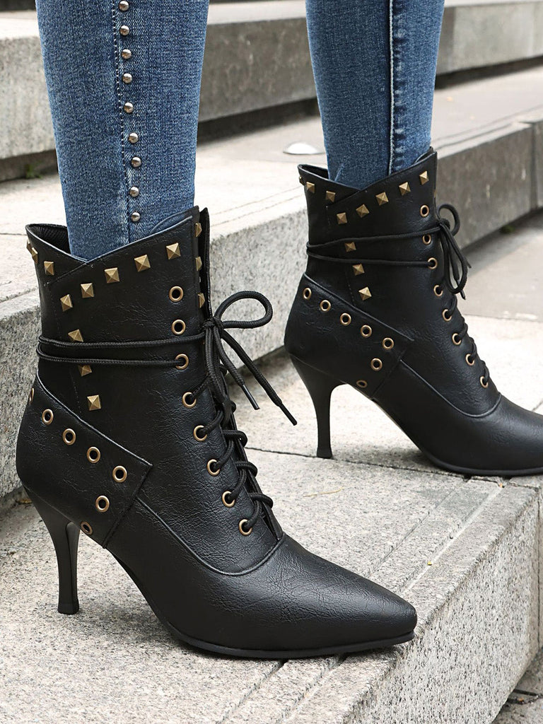 Bottes gothiques à bout pointu, lacets et clous dorés