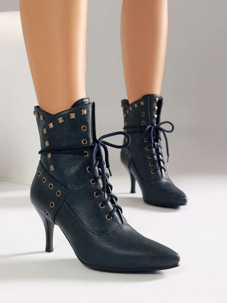 Bottes gothiques à bout pointu, lacets et clous dorés