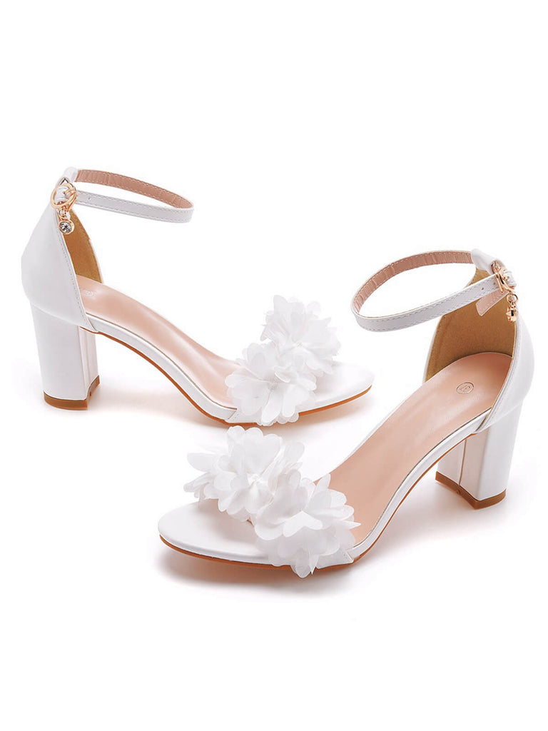 Sandales blanches à talons épais et fleurs 3D