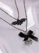 Collier double couche squelette de chauve-souris avec nœud gothique