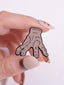 Broche d'Halloween « Main de zombie cousue »
