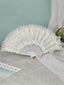 Éventail pliant satin et dentelle blanche motifs floraux relief effet 3D