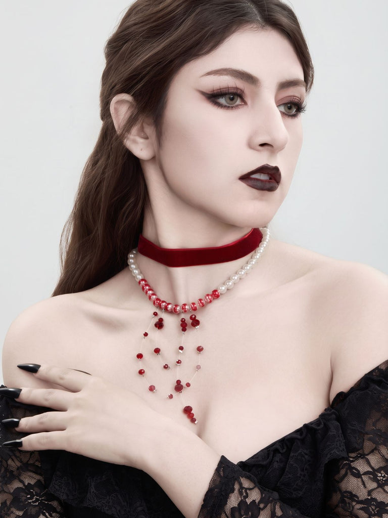 Collier ras-du-cou rouge sang en velours et perles