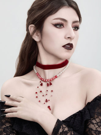 Collier ras-du-cou rouge sang en velours et perles