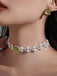 Collier de perles blanches et de pierres précieuses artificielles vertes