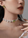 Collier de perles blanches et de pierres précieuses artificielles vertes