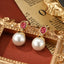 Boucles d'oreilles incrustées de pierres précieuses roses et perles blanches