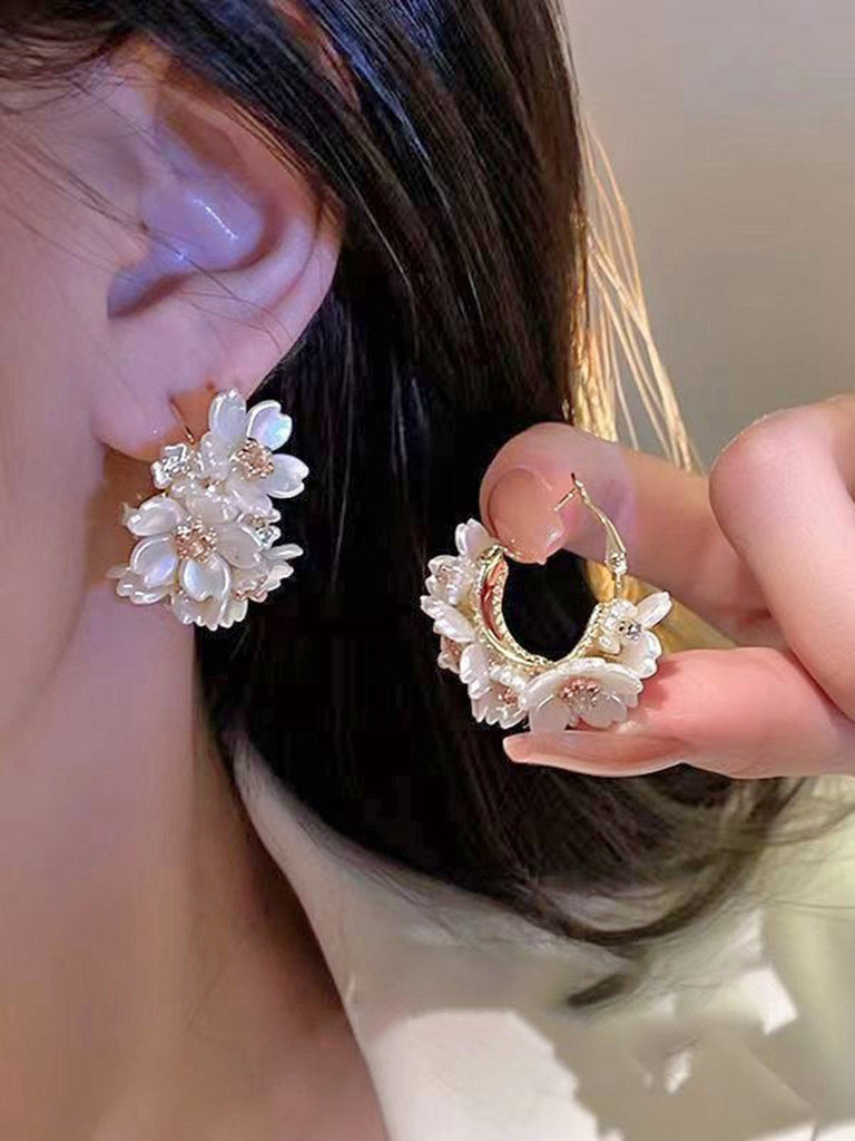 Boucles d'oreilles en perles blanches à fleurs 3D