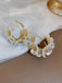 Boucles d'oreilles en perles blanches à fleurs 3D