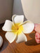 Pince à cheveux fleur 3D Plumeria Obtusa blanche