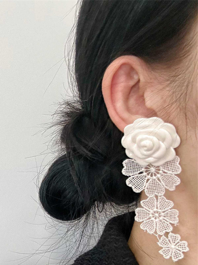 Boucles d'oreilles florales en dentelle rétro blanche
