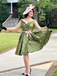 Robe trapèze verte à épaules dénudées et revers des années 1950