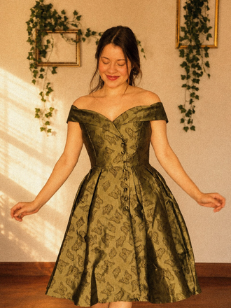 Robe trapèze verte à épaules dénudées et revers des années 1950