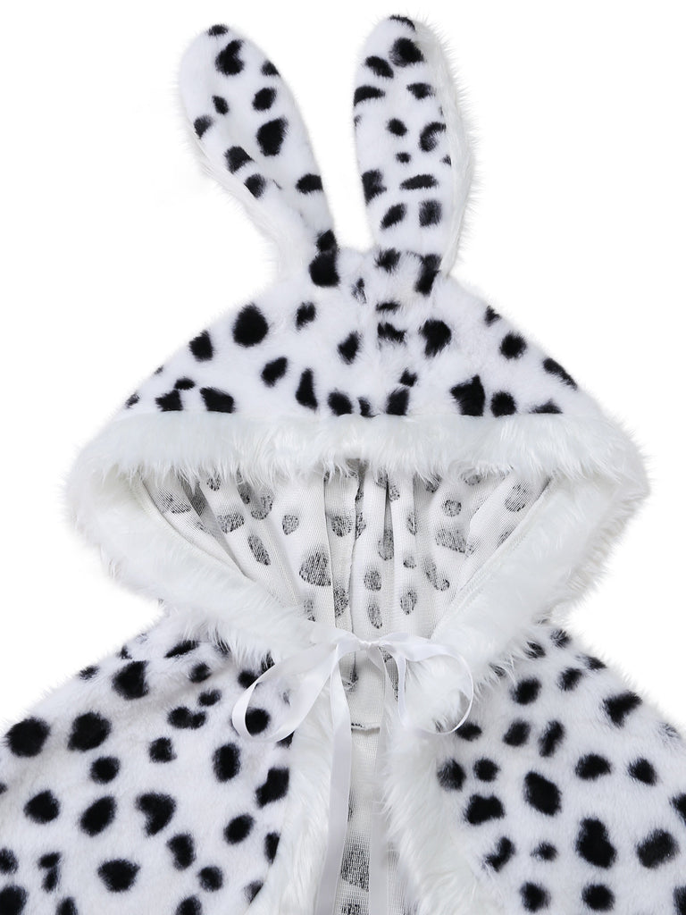 Cape blanche à capuche de méchante en fausse fourrure motif dalmatien années 1970