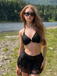 Ensemble bikini col halter et cache-maillot fleurie années 1960