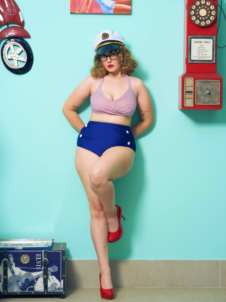 Ensemble de maillot de bain dos nu rayé rouge et bleu années 1940