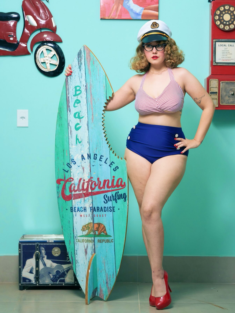 Ensemble de maillot de bain dos nu rayé rouge et bleu années 1940